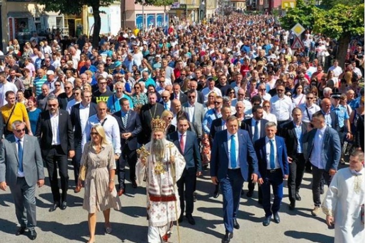 Patrijarh, Dodik i Cvijanović, a iza njih nepregledna kolona naroda