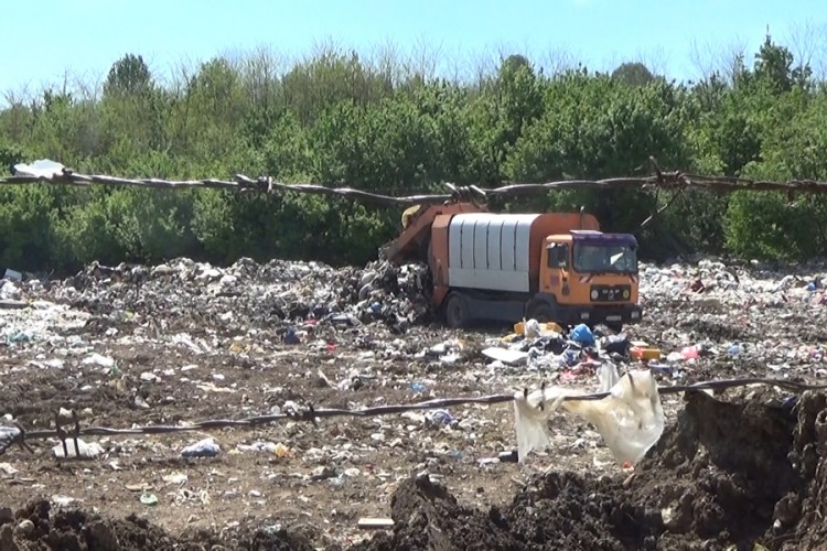 Tokom ljeta utrostručene količine smeća na deponijama u Sanskom Mostu