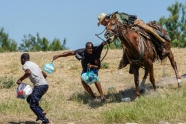 Agenti američke granične policije konjima i bičevima tjeraju migrante