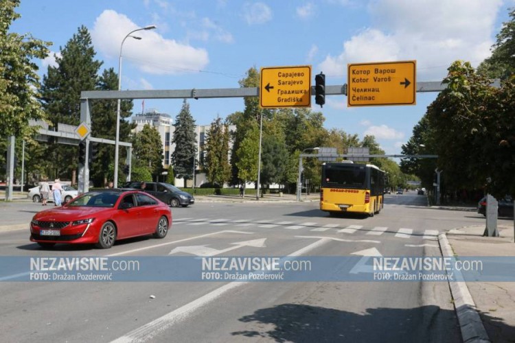 Na semaforu kod Narodnog pozorišta oštećene instalacije i kablovi