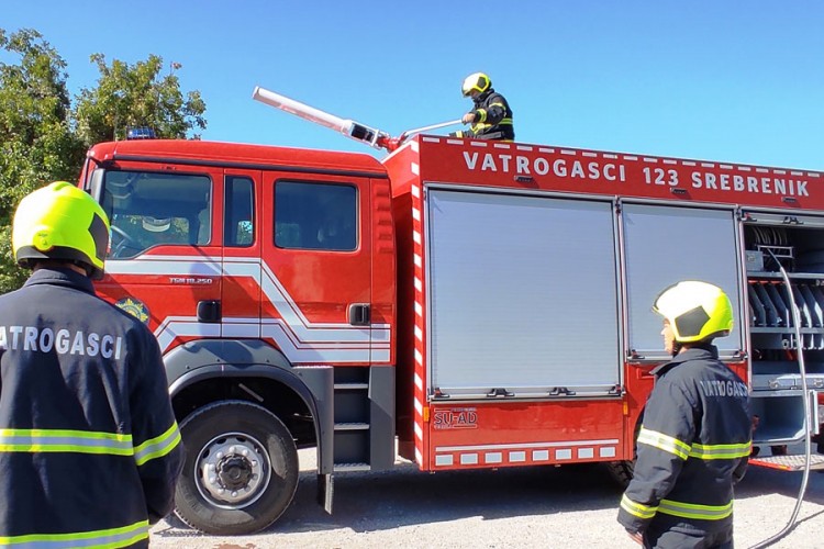 Vatrogasno vozilo proizvedeno u BiH stiglo u Srebrenik