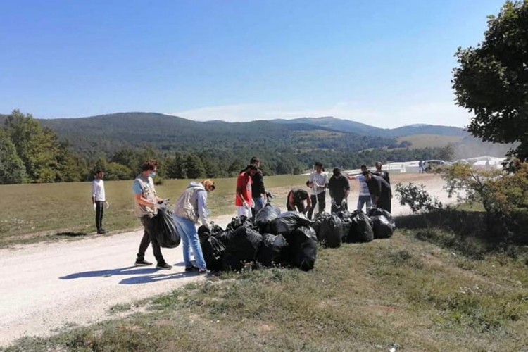 Očišćen kamp Lipa: I migranti zasukali rukave