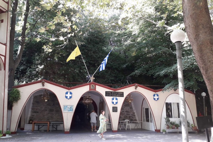 "Nezavisne" u posjeti grčkoj crkvi Agia Paraskevi: Duhovna svetinja u pećini