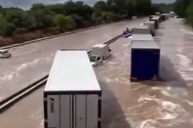 Poplave na jugu Francuske, putevi pretvoreni u rijeke