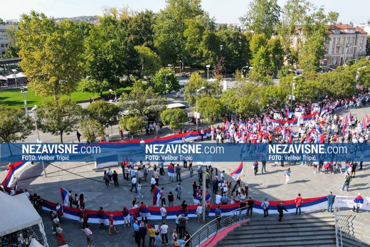 Svečani defile povodom Dana srpskog jedinstva: Na ulicama Banjaluke zastava duga 80 metara