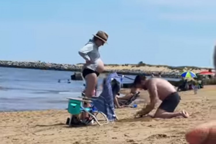 Budući tata oduševio sve na plaži: Iskopao rupu u pjesku da ženi bude udobno