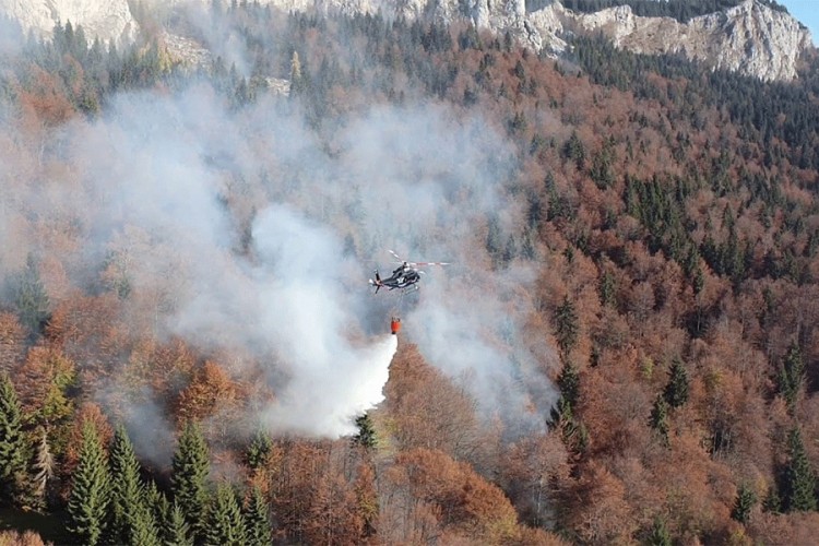 Helikopter gasi požar u okolini Trebinja