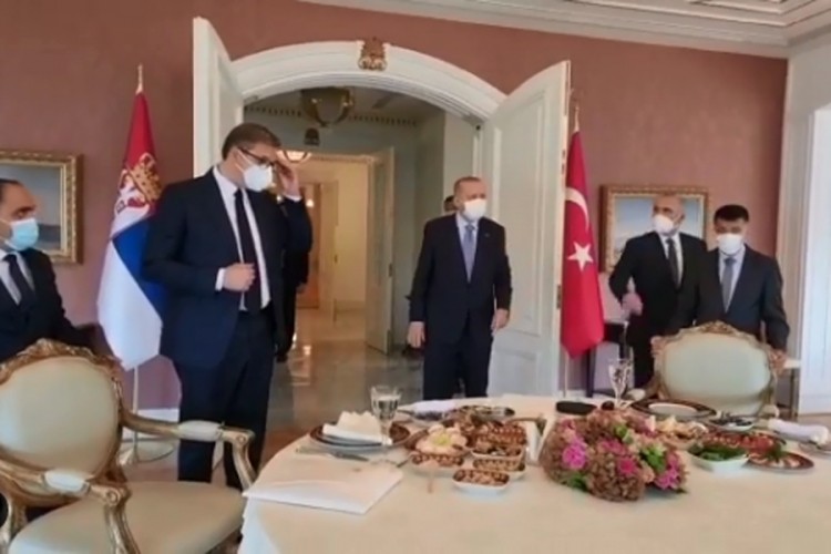 Vučić se sastao s Erdoanom, nije odolio ni turskoj baklavi