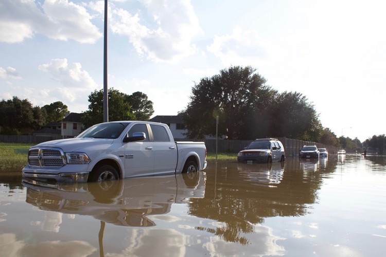 Poplavljeno preko 200.000 automobila, kupci bi mogli da budu prevareni