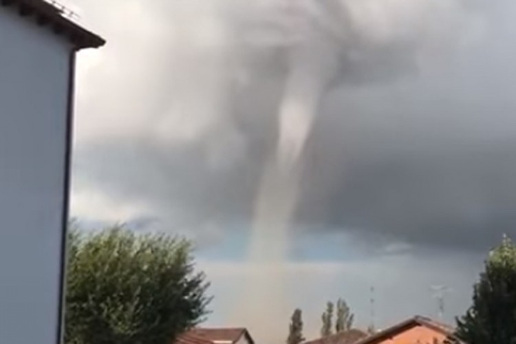 Italiju pogodila serija tornada, nastale poplave