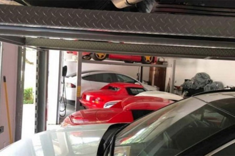 U garaži ima mjesta za tri vozila, stalo sedam