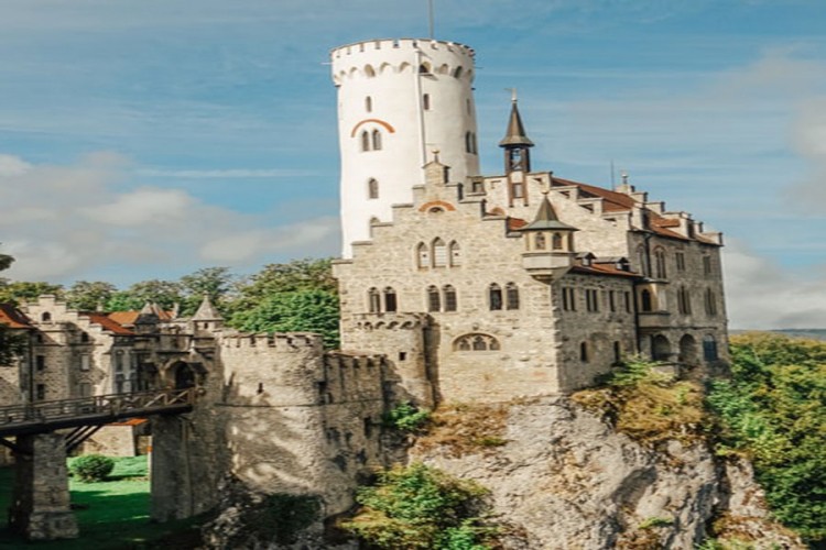 Bajkoviti srednjovjekovni dvorac u Njemačkoj