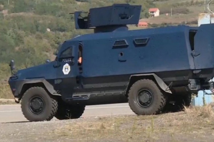 Pripadnici Rosu dovezli oklopno vozilo sa puškomitraljezom na granični prelaz