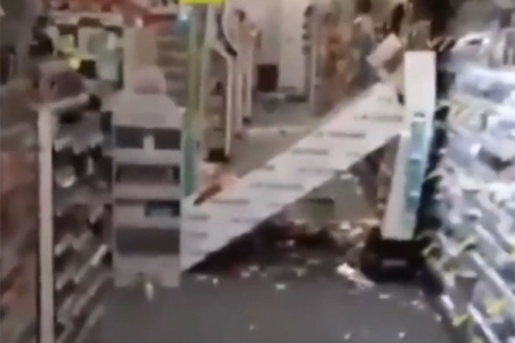 Ljudi u panici, dvije osobe zarobljene u oštećenim zgradama nakon potresa u Grčkoj