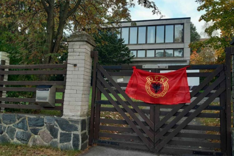 Na zgradi Ambasade Srbije u Finskoj osvanula zastava tzv. OVK