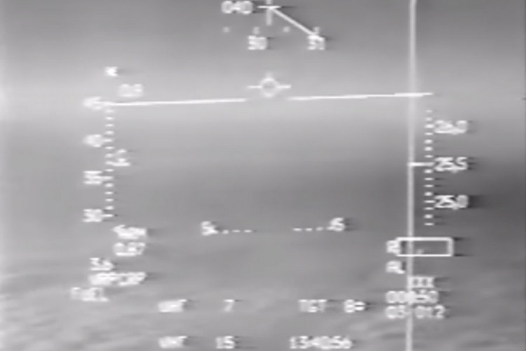 Kako je američki pilot pokazao hladnokrvnost dok je pod neprijateljskom vatrom
