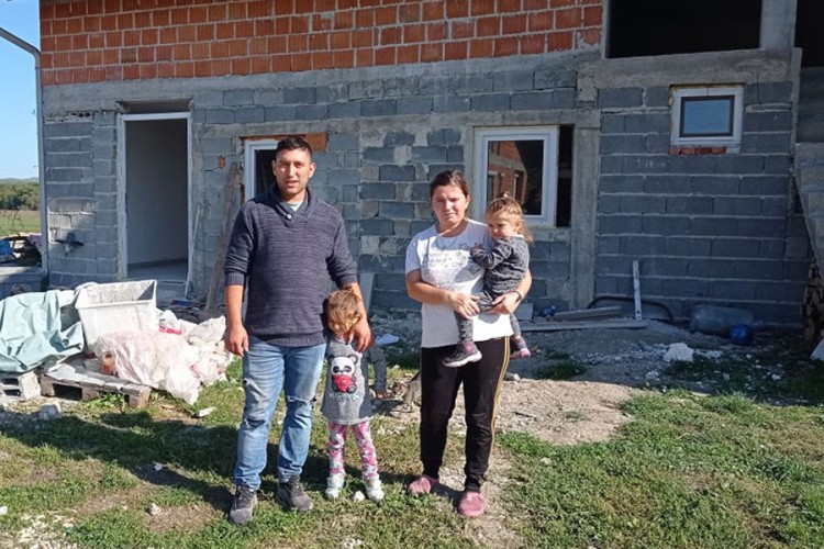 Anonimni donatori izgradili dom siromašnoj porodici