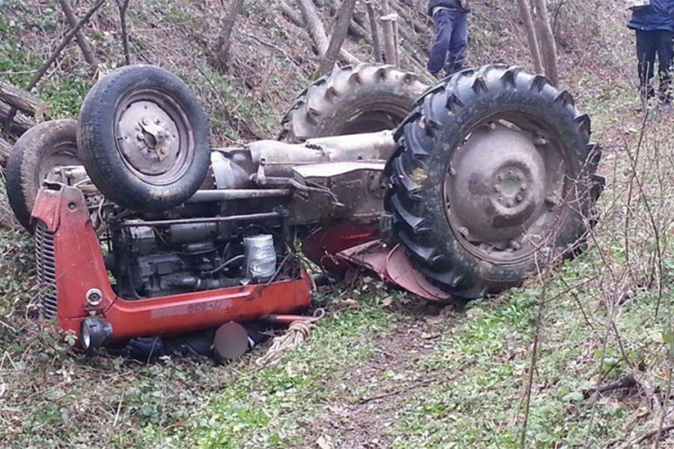 Banjalučanin poginuo u prevrtanju traktora