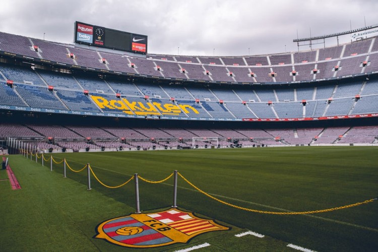 Fudbaleri Barselone napuštaju Kamp Nou na godinu dana