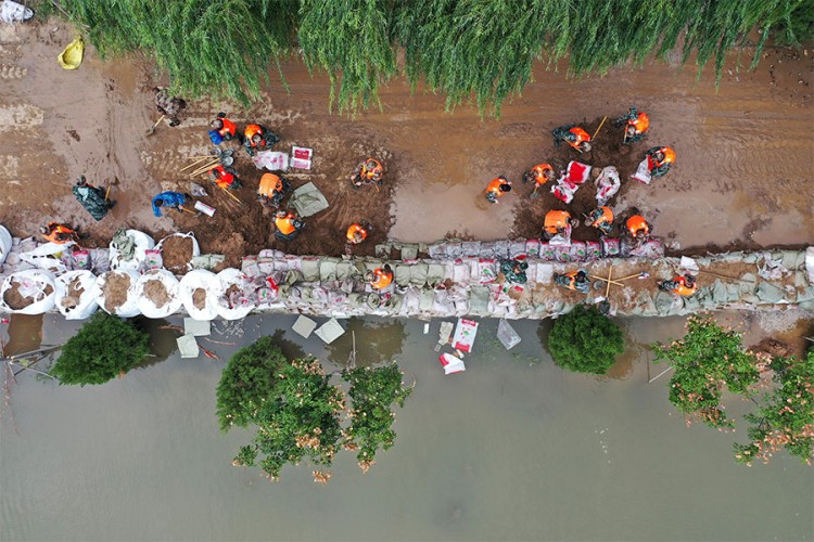Kina: Autobus uletio u rijeku, dvoje poginulo, 12 nestalo