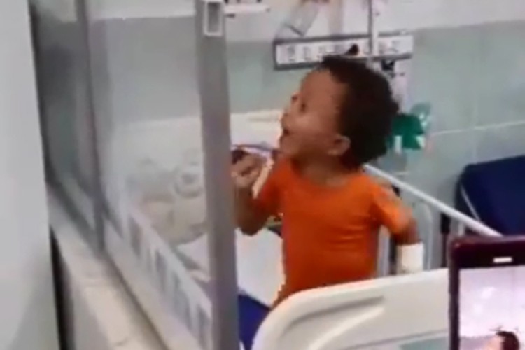 Dječak u bolnici na sav glas pjevao omiljenu pjesmu, osvojio srca svih
