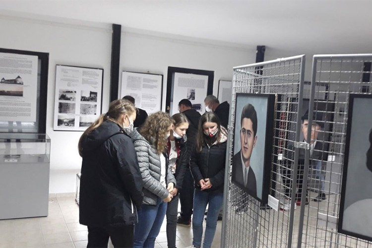 Otvorena izložba "Portreti" u Spomen-području Donja Gradina