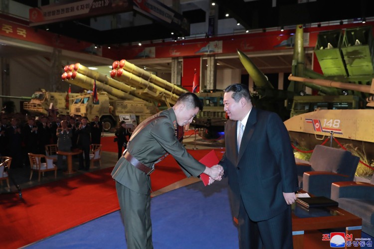 Kim na izložbi novog naoružanja obećao nepobjedivu vojsku