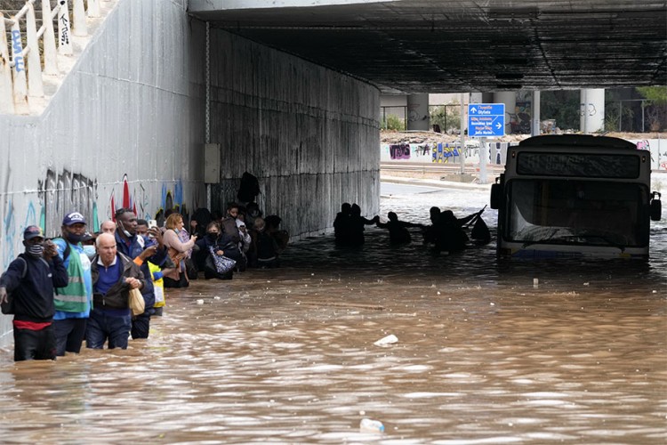 Poplave u Grčkoj: Ljudi na krovovima zgrada čekaju spasioce, ulice kao rijeke