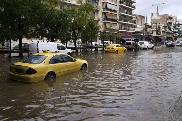Poplave i klizišta širom Grčke odnijele i prvu žrtvu