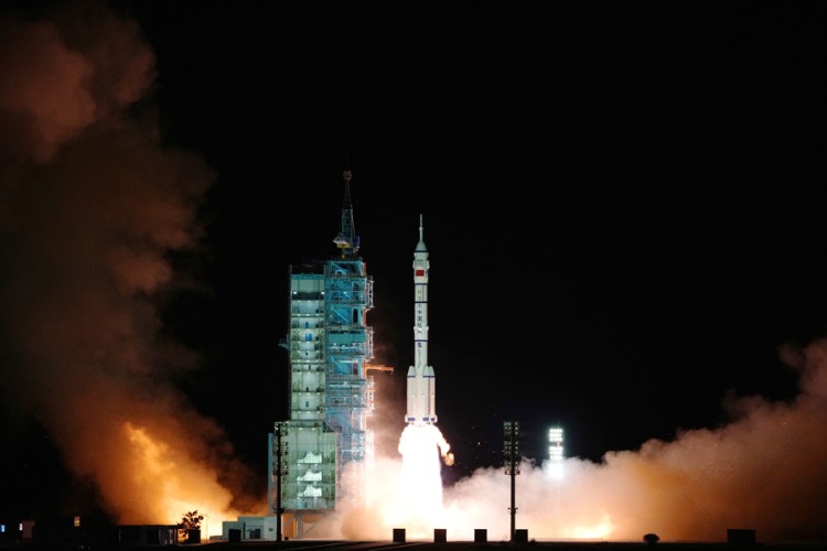 Lansirana kineska raketa sa troje astronauta