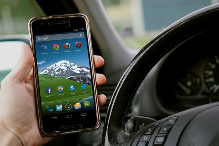 Potrošnja goriva raste kada pričate telefonom i šaljete poruke u vožnji