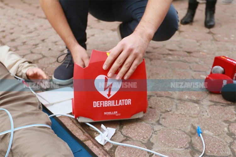 U Banjaluci postavljen prvi defibrilator na otvorenom