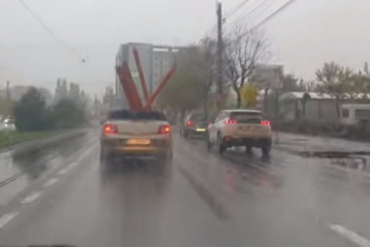 Kako transportovati dugačke cijevi kabrioletom po kiši