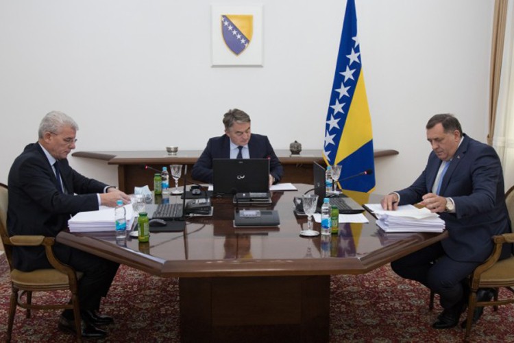 Dodik glasao protiv svih tačaka dnevnog reda, Komšić i Džaferović za
