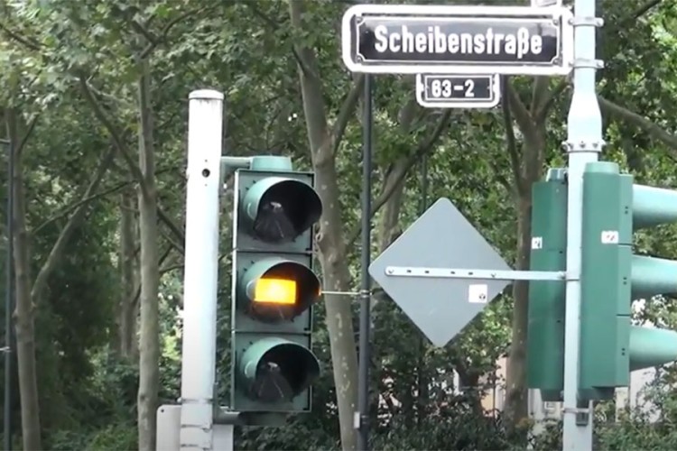 Grad u kome semafor za pješake ima i žuto svjetlo