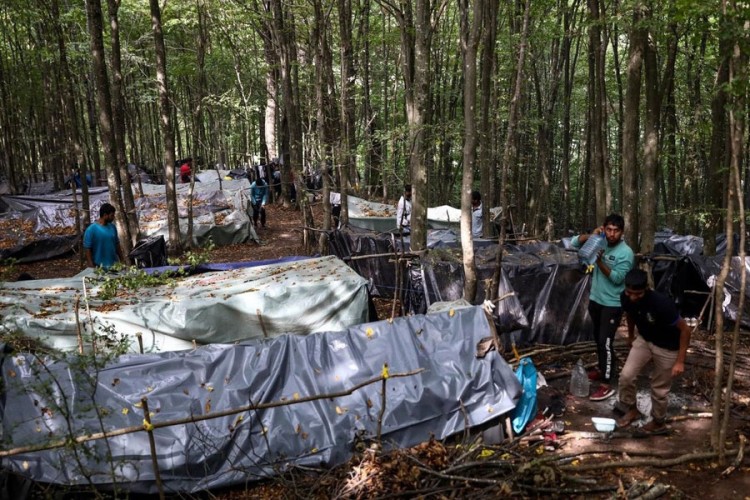 Migranti neće iz šume, stavljaju prepreke na put