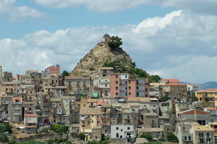 Italijanski drevni grad iz ptičje perspektive liči na čovjeka