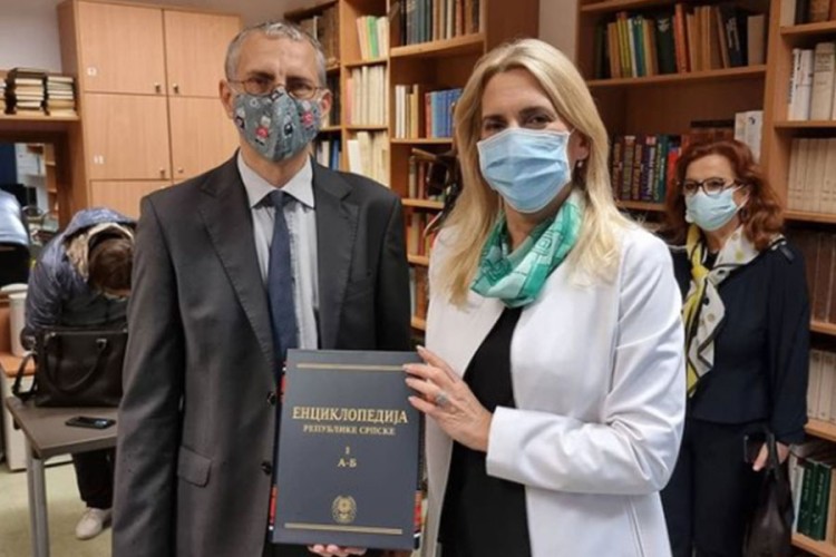 Cvijanovićeva poklonila Univerzitetu u Varšavi enciklopediju Srpske
