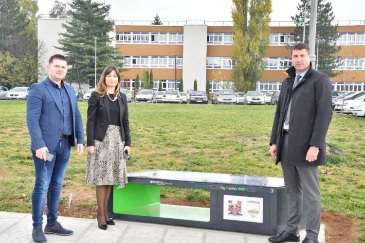 Sberbank Banjaluka poklonila "pametnu" solarnu klupu Opštini Istočno Novo Sarajevo