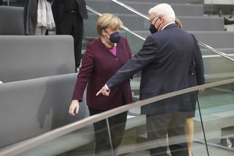 Štajnmajer zatražio od Merkelove da nastavi sa vršenjem dužnosti