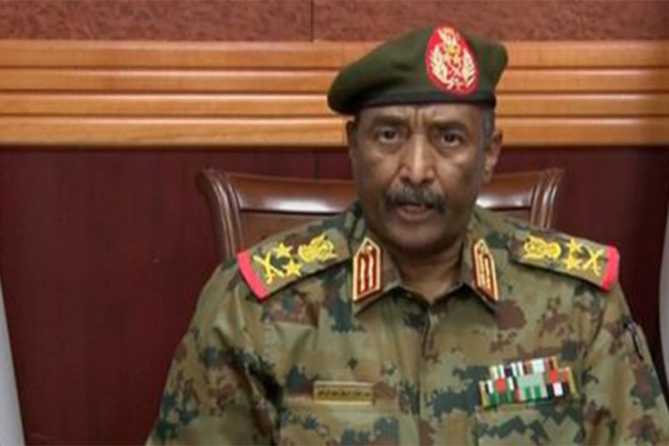Čelnik sudanske vojske Al-Burhan u svojoj kući drži premijera Hamdoka