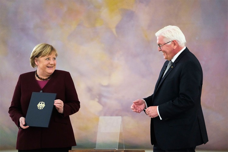 Merkel razriješena dužnosti, Vlada u tehničkom mandatu