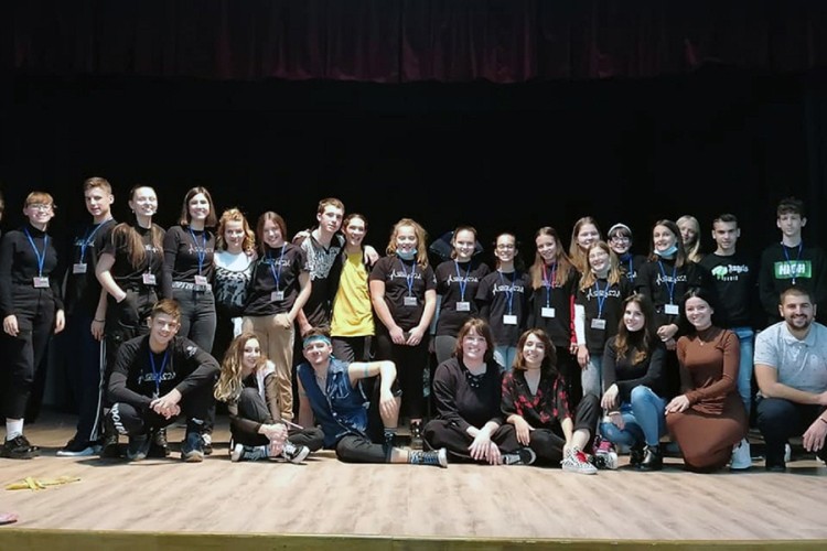 Glumci pozorišta mladih "DIS" u Prnjavoru odigrali predstavu "I bi mrak"