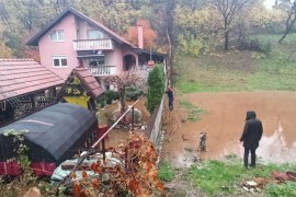 Klizište u Tuzli: Ugrožena jedna kuća, oštećen lokalni put
