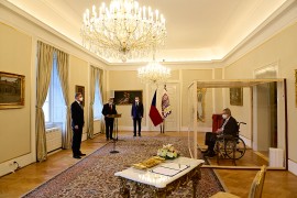 Češka: Predsjednik Zeman imenovao Fijalu za premijera u kabini od pleksiglasa