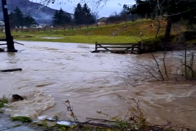 Vanredno u Trnovu: Poplavljeno 100 kuća, bujice odnijele puteve, ugušilo se 120 ovaca