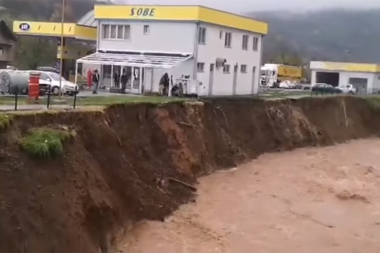 Benzinska pumpa u Vojkovićima i dalje u rizičnoj zoni, voda potkopava teren