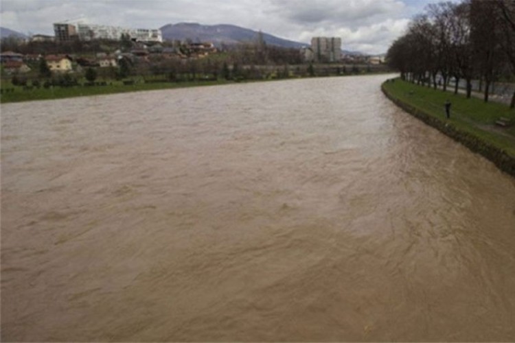 Bosna u Doboju iznad kote redovne odbrane od poplava