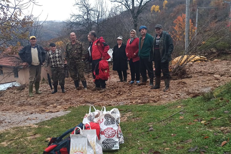 Spasioci se probili do odsječenog sela Hotovlje: Mještanima donijeli hranu i lijekove