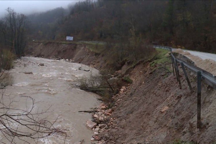 Nakon poplava u Trnovu se aktivirala velika klizišta